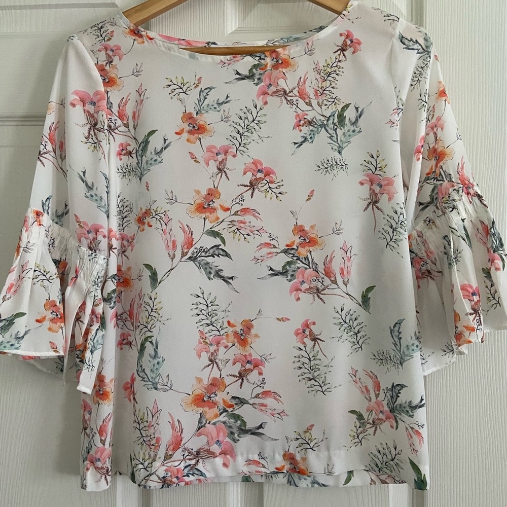Tabitha Webb three quarter ruffle sleeve floralblouse. Size small.